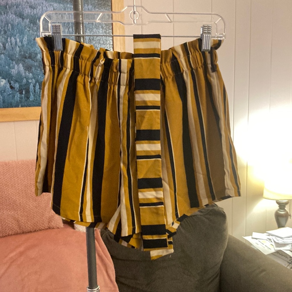Striped shorts with belt